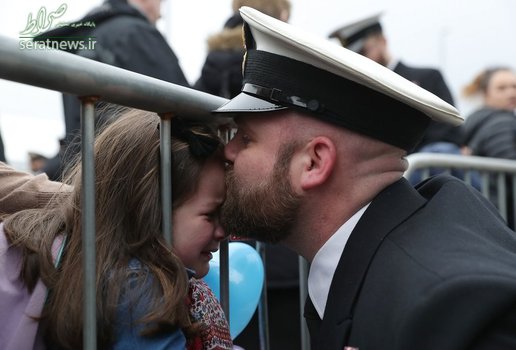 آدام جفری افسر جزء ناوگان دریایی انگلیس در حال بوسیدن دخترش ایزابل پس از شش ماه دوری از خانه