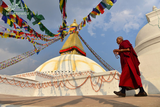 راهب بودایی در حال رفتن به معبدی در حومه کاتماندو