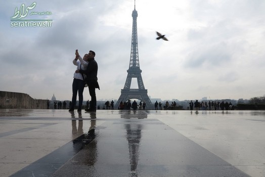 عکس سلفی یک زوج جوان مقابل برج ایفل