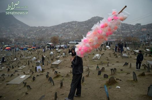 یک فروشنده خیابانی افغان در قبرستان کابل