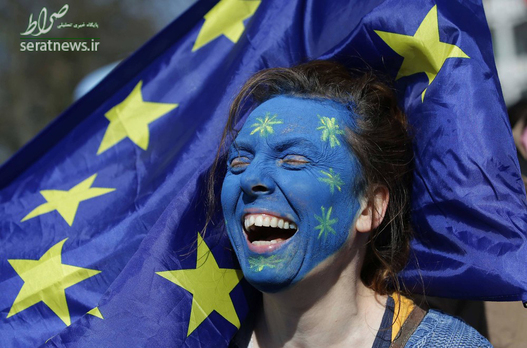 یک زن با چهره ای منقش به پرچم اتحادیه اروپا در راهپیمایی لندن