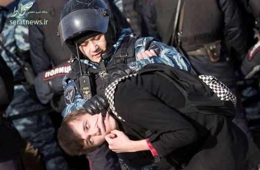 بازداشت یک معترض در جریان تظاهرات ضد فساد در مسکو