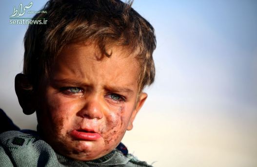 اشک ریختن یک پسر سوری در روستای العین عیسی پس از فرار از رقه