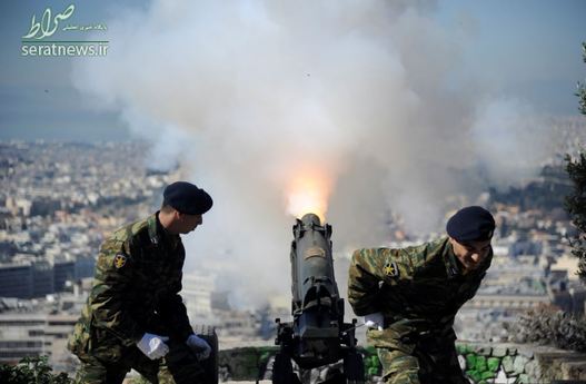 شلیک توپ در جشن روز استقلال یونان