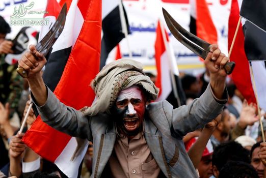 یک مرد یمنی با دو خنجر در دست در جریان راهپیمایی بزرگ دومین سالگرد تجاوز عربستان به خاک یمن