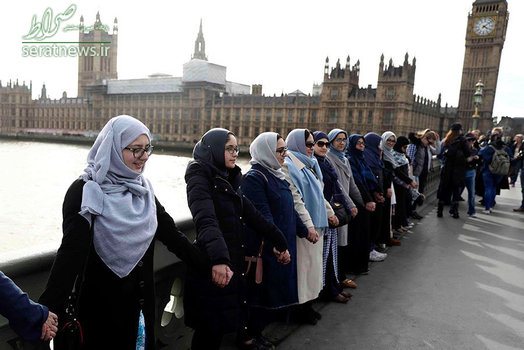 ادای احترام زنان مسلمان به قربانیان حمله تروریستی لندن بر روی پل وست مینستر 