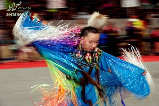 رقص یک زن بومی در گردهمایی سالانه بومیان در دنور