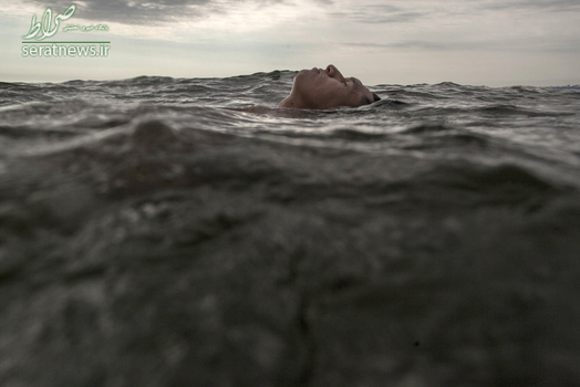 شنای یک مرد پرویی در ساحل اقیانوس آرام، ساکنان لیما پایتخت پرو در روزهای گرم تابستان برای خنک شدن به دریا می زنند