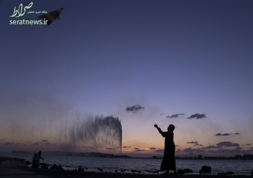 پسر عربستانی در حال بادبادک بازی در ساحل دریای سرخ