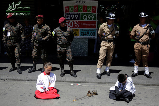 دو کودک در حاشیه برگزاری مراسم عیسی ناصری در گواتمالا
