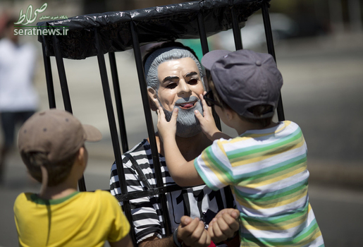 یک مرد برزیلی در جریان برگزاری تظاهرات علیه فساد به جای لولا داسیلوا رییس جمهور برزیل خود را زندانی کرده است