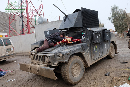 گریه یک عراقی در کنار جسد یکی از بستگانش بر روی خودروی نیروهای پلیس فدرال عراق در موصل