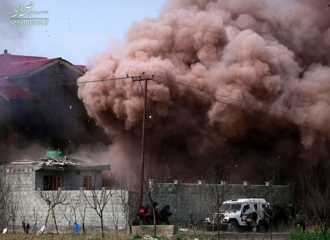 لحظه انفجار در یک منزل مسکونی در پی درگیری بین شبه نظامیان و نیروهای ارتش هند در سرینگر کشمیر