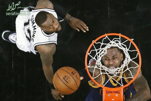 لبران جیمز ستاره بسکتبال تیم کلیولند کاوالیرز زیر تور در جریان دیدار با سن آنتونیو اسپرز