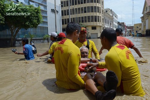 کمک نیروهای نجات غریق به مردم مانده در سیل پرو