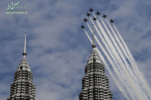 نمایش هوایی خلبانان نیروی هوایی کره جنوبی بر روی برجهای دوقلوی پتروناس مالزی در کوالالامپور