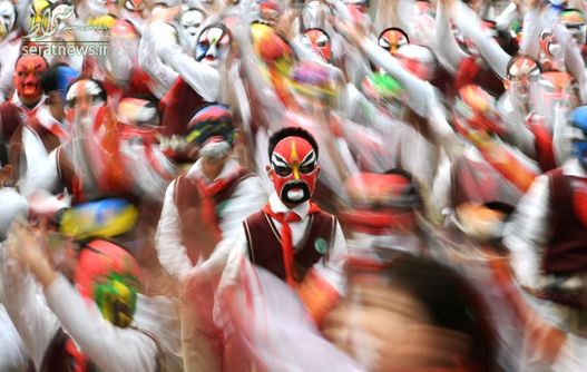 دانش آموزان مدرسه ابتدایی چین با لباس سنتی و ماسک