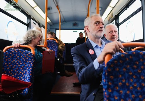 سفر کردن جرمی کوربین رهبر حزب کارگر انگلیس با اتوبوس از میدلزبورو به استاکتون