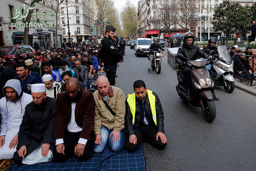 نمازخواندن مسلمانان در خیابان های شهر کلیشی در حومه پاریس
