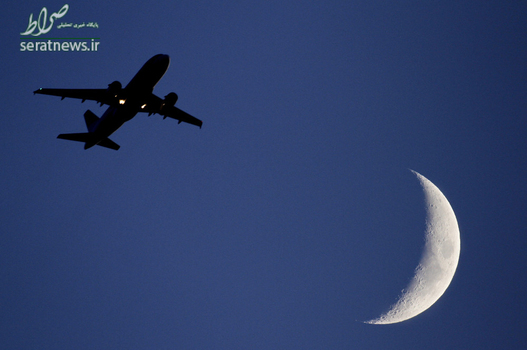 عبور یک هواپیمای مسافربری از مقابل ماه پس از برخاستن از فرودگاه هیترو لندن
