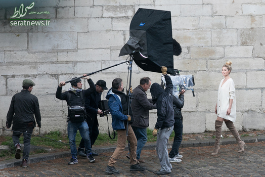 پشت صحنه فیلمبرداری از یک مدل در پاریس فرانسه