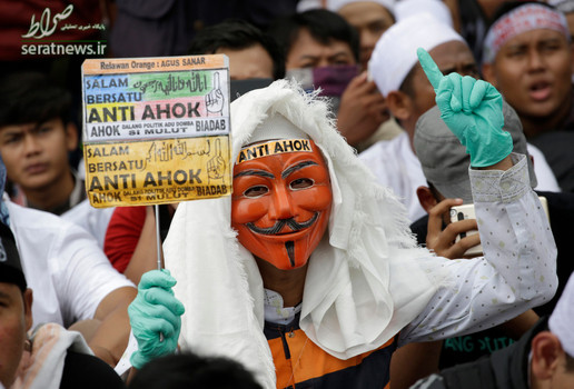 یک مرد نقاب دار در جریان اعتراض علیه اقلیت مسیحی در جاکارتای اندونزی