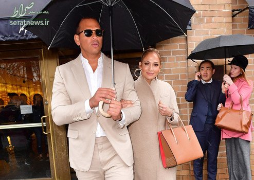  جنیفر لوپز و الکس رودریگز در حال خروج از یک رستوران در نیویورک