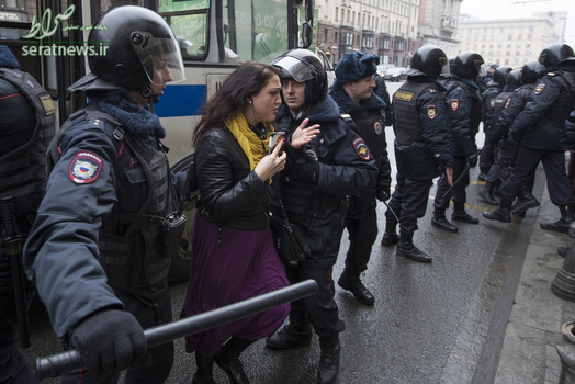 بازداشت یک زن توسط افسران پلیس مسکو