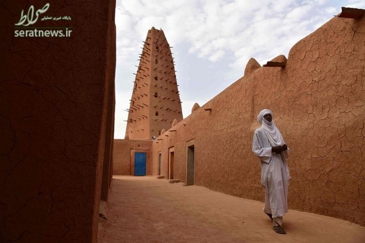 عبور یک مرد از مقابل مسجد گِلی در اگدز واقع در شمال نیجر