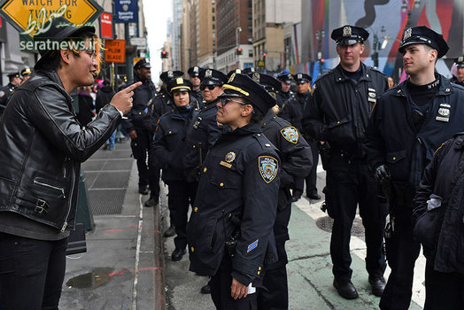 گفتگوی یک فعال اجتماعی سیاهپوست با یک نیروی پلیس نیویورک در جریان تظاهرات ضد ترامپ 