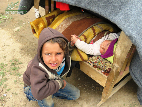 مصطفی 4 ساله دست در دست برادر 6 ماهه خود در یک اردوگاه آوارگان موصلی در 20 کیلومتری جنوب موصل
