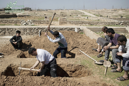حفر قبر دو غیرنظامی کشته شده عراقی در غرب موصل