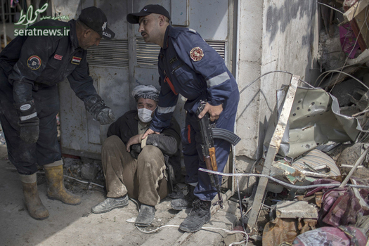 دلداری نیروهای عراقی  به مردی که یکی از بستگانش در سمت غربی موصل کشته شده است