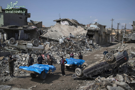 مردم موصل در حال بردن جنازه بستگان خود 