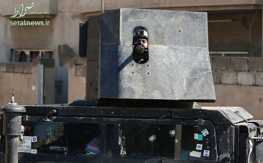 یک نظامی ارتش عراق بر روی یک خودروی هاموی در عملیات آزادسازی موصل