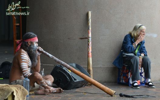 سیگار کشیدن یک پیرزن در کنار یک مرد بومی در سیدنی استرالیا