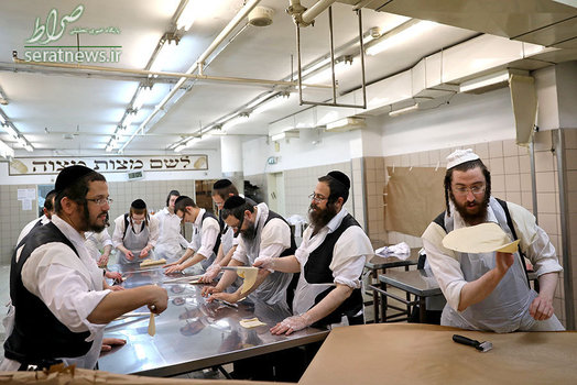 مردان یهودی ارتدوکس افراطی در حال تهیه نان فطیر سنتی برای تعطیلات عید فصح