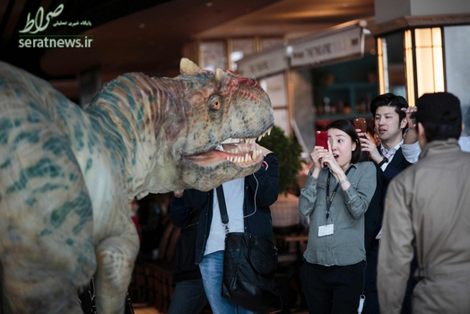 عکس گرفتن از یک دایناسور شبیه سازی شده در توکیوی ژاپن