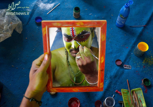 آرایش یک هندو پیش از شروع یک جشنواره در معبد بنگلور 