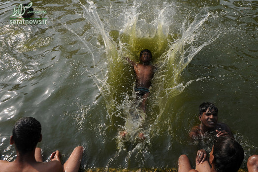 شنای چند کودک هندی در یک مخزن آلوده در حومه چنای