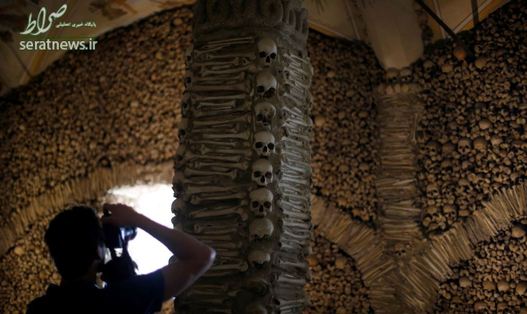 عکس گرفتن در یک ساختان ساخته شده با استخوان انسان در اوورا پرتغال