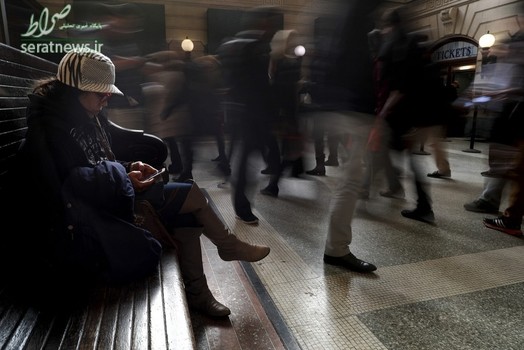 انتظار یک زن در ایستگاه قطار نیوجرسی