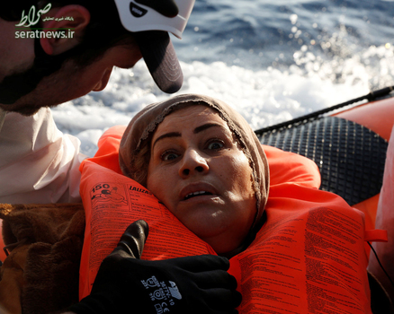 نجات یک زن مهاجر توسط نیروهای امدادی از دریای مدیترانه