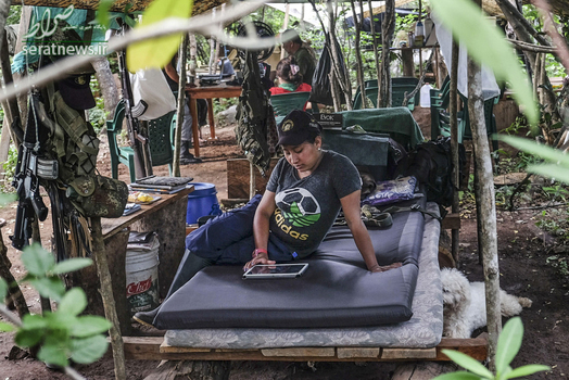 سرگرمی یک زن چریک فارک با تبلت در مناطق جنگلی کلمبیا
