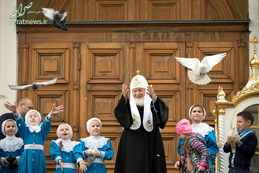 آزاد کردن کبوترها توسط اسقف کیریل روسیه در کلیسای جامع مسکو