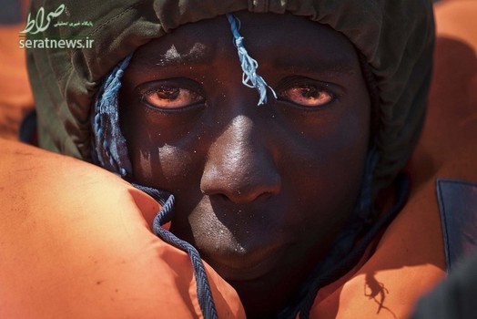 نگاه پر از معنای یک مهاجر نجات یافته از آبهای دریای مدیترانه