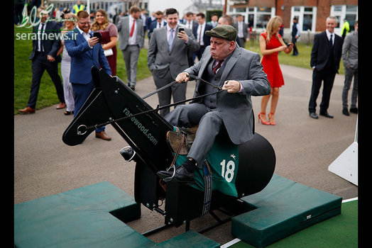 یک مرد سوار بر اسب مکانیکی در جشنواره بزرگ ملی اسب در انگلیس