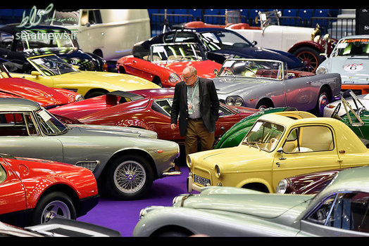 یک پیرمرد بازدیدکننده از نمایشگاه خودروهای کلاسیک و قدیمی در اسن آلمان