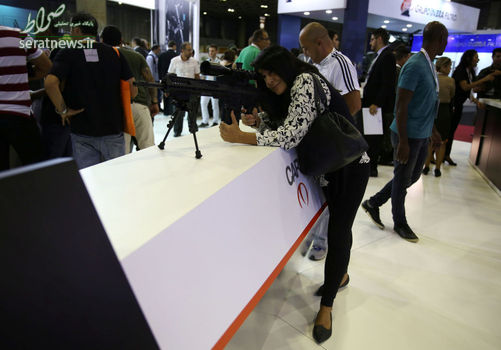 یک زن بازدیدکننده از نمایشگاه سیستم های هوایی و دفاع در برزیل 
