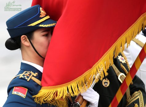 یک زن نظامی در گارد استقبال چین